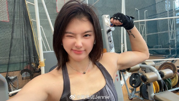 吴艳妮社媒, 开学, class